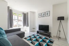 Spacious 3 Bed House Close to Southend Pier - Image 2