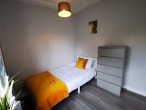 Entire 3 bedroom house private Garden and BBQ - Image 3