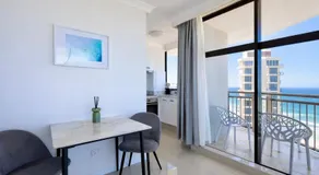 Fabulous Sea Views in the heart of Surfers - Image 3