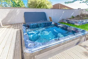 1 Bed Cottage-Sleeps 2-Parking-Pets-Hot Tub - Image 5