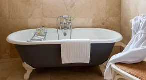 Plumber Manor Hotel - Image 3