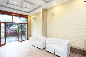 Capital O Hotel Rosewood Inn - Image 4