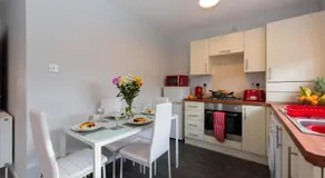 PREMIER - Wishaw En-Suite Apartment - Image 4
