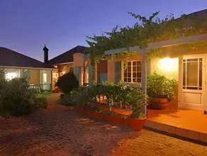 Guinea Fowl Lodge - Lagoon & Heads View B&B, Central Knysna - Image 5