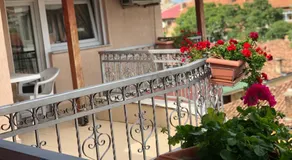 Gold Hotel - Image 5
