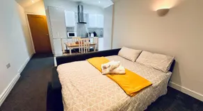 Stylish 1 Bedroom Flat in the Heart of Staines - Image 4