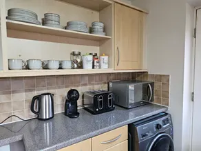 Binley Home for Contractors, Families, Relocators - Image 4