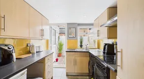 2-Bed Cheltenham Town Centre Kings Row - Free Permit Parking - Image 3