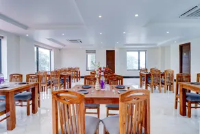 Super Townhouse Oak FRI Dehradun Formerly Hotel EL Portrait - Image 3