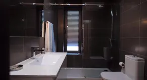 Villa entièrement équipée avec jardin, barbecue et piscine privée | Vue piscine | Adaptée au travail à distance - Image 2