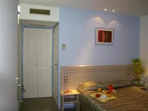 Hôtel Grand Confort Le Moulin Rouge - Image 5