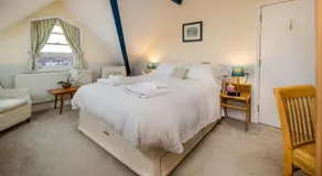 3 BR Central Cowes, Sleeps 8, Sea Views, free parking, ferry voucher LONG TERM DEALS AVAILABLE - Image 2