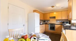 3 Bedroom House By B and R Serviced Accommodation Amesbury With Wifi & Free Parking - Image 2