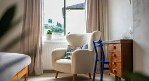 Celý apartmán v rodinném domě s vanou a krbem - Image 2