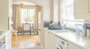 Spacious 4-Bedroom House in Guildford with Free Parking - Image 5