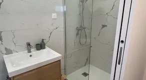chambre avec salle de bain et coin kitchenette - Image 2