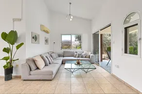 Coral Bay Avenue Villa by Vichy Holidays - Image 2