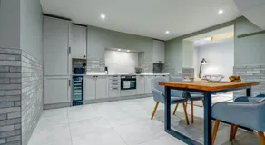 Stylish Stokes Croft Apartment, private hot tub - Image 2