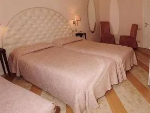 Residenza Due Torri check in presso HOTEL CENTRALE Vicolo Cattani 7 - Image 5