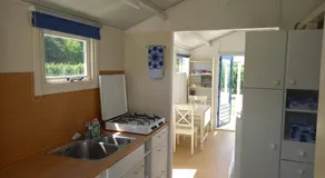 Voormalig strandhuisje in boomgaard in Hengstdijk - Image 4