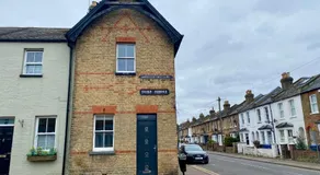 Delightful 2 Bedroom House Central Windsor - Image 2