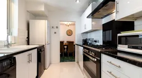 Home in Reading Berkshire - for Contractors & Families with Free Parking & WiFi - Image 2