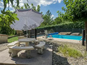 Ideal localização central com grande jardim e piscina comum - Image 5