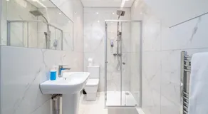 Exquisite 4Bedroom House 4 Contractors & Large Families with Private Garden, Fully Equipped Kitchen and Close Proximity to Train & Bus Stations - Image 3