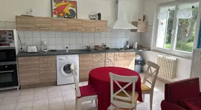 Hébergement TRAVAILLEURS Avec Clim réversible , Wifi satellite , TV 55 pouces Netflix, Prime, Disney, très grand Parking, 80 m2, 4 à 5 personnes - Image 3