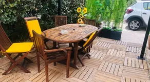 Votre séjour à Sanary DANS BAS DE VILLA avec 1 terrasse végétalisée et abritée exposition Est Sud Ouest à 400m du Centre ville en zone piétonne où tout peut se faire à pied - Image 5