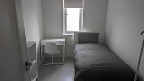 New House, Private Rooms in a Peaceful Neighborhood - Image 2