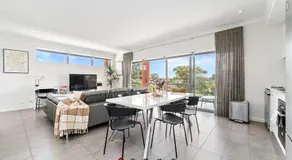 Lakeside Executive Retreat near Westfield Shops - Image 3