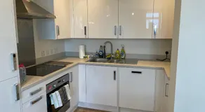 Spacious Erith Apartment - Image 5