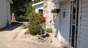 Cedar Vista Motel - Image 4