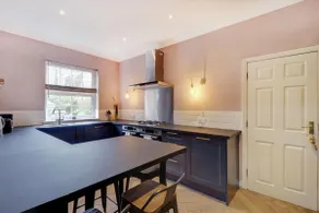 Central Tunbridge Wells Stylish & Spacious for 10 - Image 3