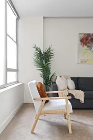 A Stylish & Central 2BR Apt Near Flinders Station - Image 4