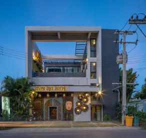 River Art Hotel - Image 4