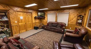 Enjoy The Outback+ Indoor Hot tub+Games+Puzzles+Tennis Court - Image 3