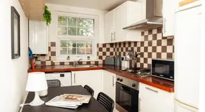 Cosy Urban Family Flat - Zone 2 With Free Parking, 3 mins to Queens Road Peckham station - Long term Availability - Image 2