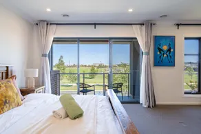 Lux Clyde North Super Spacious Retreat - Image 2