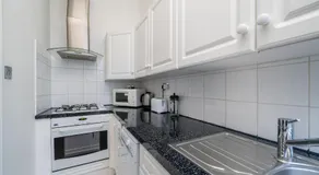 Superb location! Cozy 2-3 bed, Garden views & access, 3 minutes to Tube - Image 4