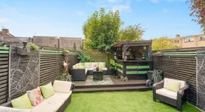 Spacious 4BR 2 baths House, Near Canary Wharf DLR Access - Image 4