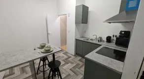 Cozy 1 Bed Apartment with Kitchen in Town - Image 2