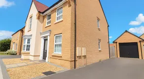 Spacious 4 Bedroom House in Milton Keynes for Families, Groups and Contractors - Image 5