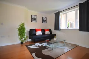 Central 2 Bed Apartment with Parking by CozyNest - Image 2