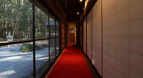 伝統とモダンが溶け合う侍ルーツの古民家 kominka翠 sui - Image 3