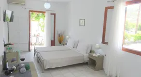Kamakaris Rooms - Image 2