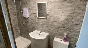 Adorable private suite with free street parking - Image 4