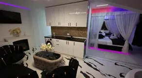 Luxury Central Studio - Image 2