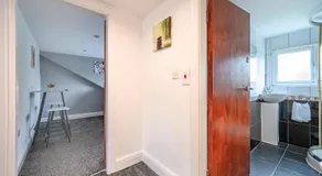 11HS6 - Cozy Double Room in West Yorkshire - Image 4